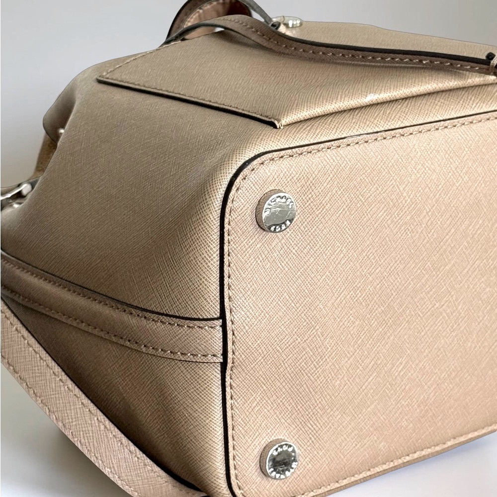 Authentic Michael Kors Tan Greenwich Saffiano Leather Bucket Bag! - Picture 7 of 12